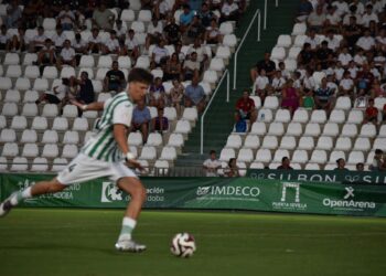 El joven talento de 17 años, regresa a su casa después de una aventura en la cantera del Cádiz. Destaca por su gran salida de balón desde atrás