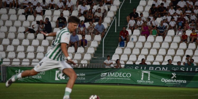 El joven talento de 17 años, regresa a su casa después de una aventura en la cantera del Cádiz. Destaca por su gran salida de balón desde atrás