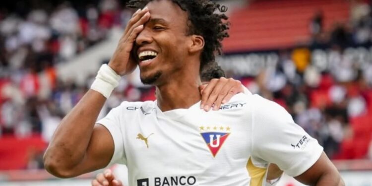 El defensor ecuatoriano finalizó su vínculo con el club albo