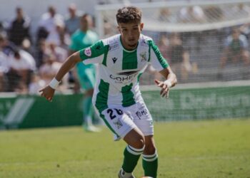 Fernando Moreno, el talentoso centrocampista que irrumpe en el Atlético Sanluqueño