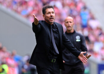 Simeone dando indicaciones.