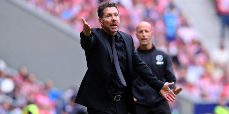 Simeone dando indicaciones.