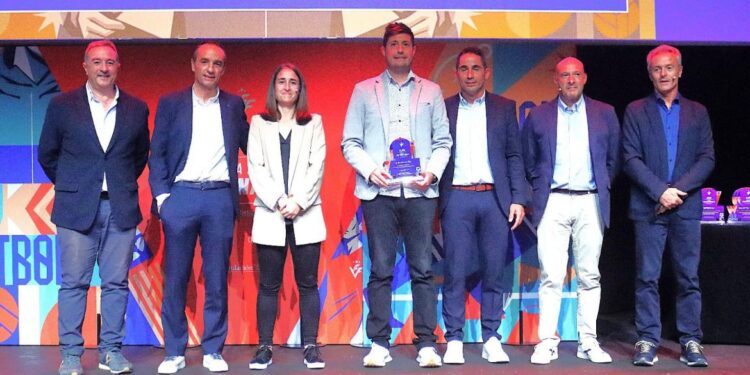 El entrenador valenciano Carlos Ferrero, de Anna a campeón de España