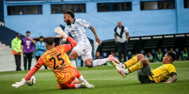Racing venció 1-0 a Defensa y Justicia con gol de Vergara y sumó tres puntos importantísimos