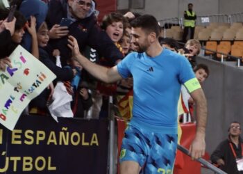 Unai Simón regaló su camiseta tras el partido | Foto: Moisés Sánchez Roldán