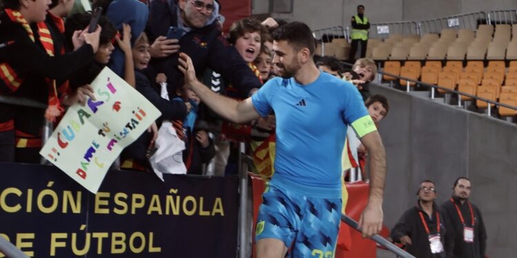 Unai Simón regaló su camiseta tras el partido | Foto: Moisés Sánchez Roldán