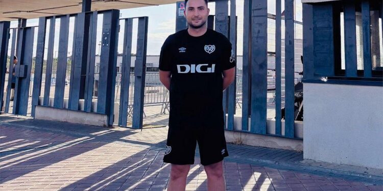 Miguel Ángel Prieto asciende en la estructura del Rayo