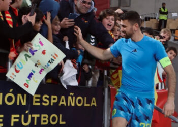 Unai Simón regaló su camiseta tras el partido