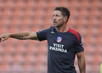 Simeone dando indicaciones