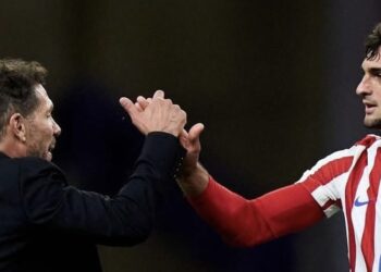 Marc Pubill saludando a Simeone | Foto: Atlético de Madrid