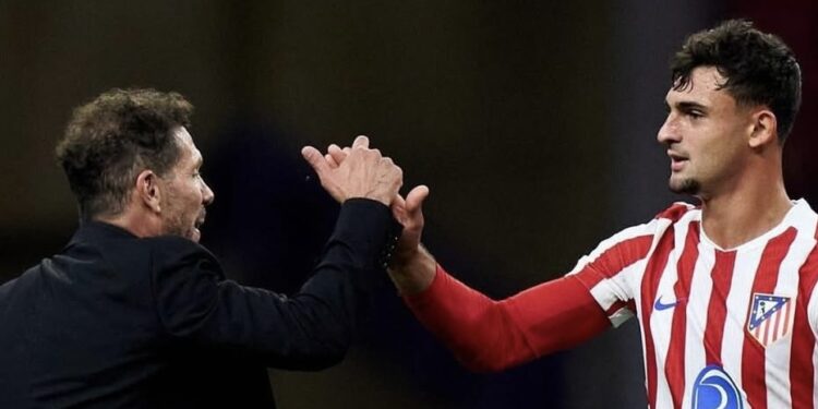 Marc Pubill saludando a Simeone | Foto: Atlético de Madrid