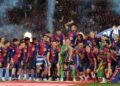 Plantilla del FC Barcelona levantando el título de La Liga. Fuente: Getty Images