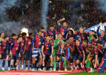 Plantilla del FC Barcelona levantando el título de La Liga. Fuente: Getty Images