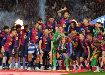 Plantilla del FC Barcelona levantando el título de La Liga.