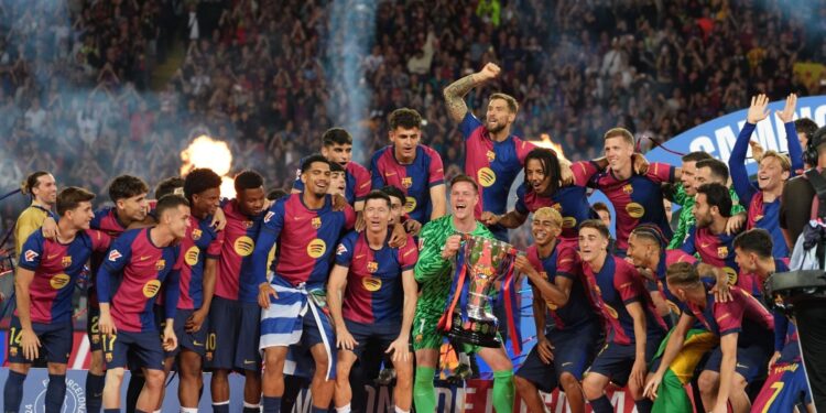 Plantilla del FC Barcelona levantando el título de La Liga. Fuente: Getty Images