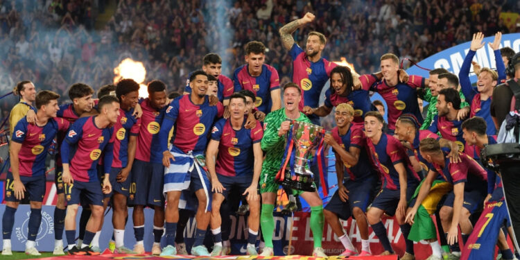 Plantilla del FC Barcelona levantando el título de La Liga.