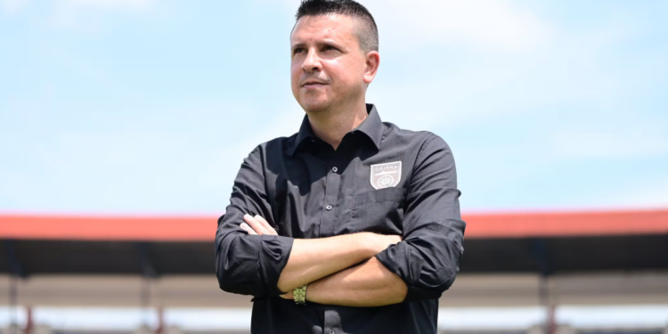 Sergio Lobera firma con el campeón indio