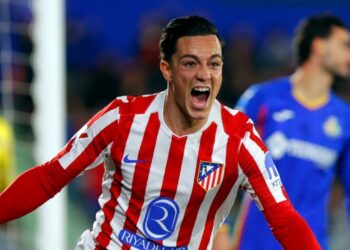 Raspadori celebrando en el Coliseum