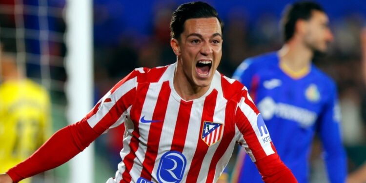 Raspadori celebrando en el Coliseum