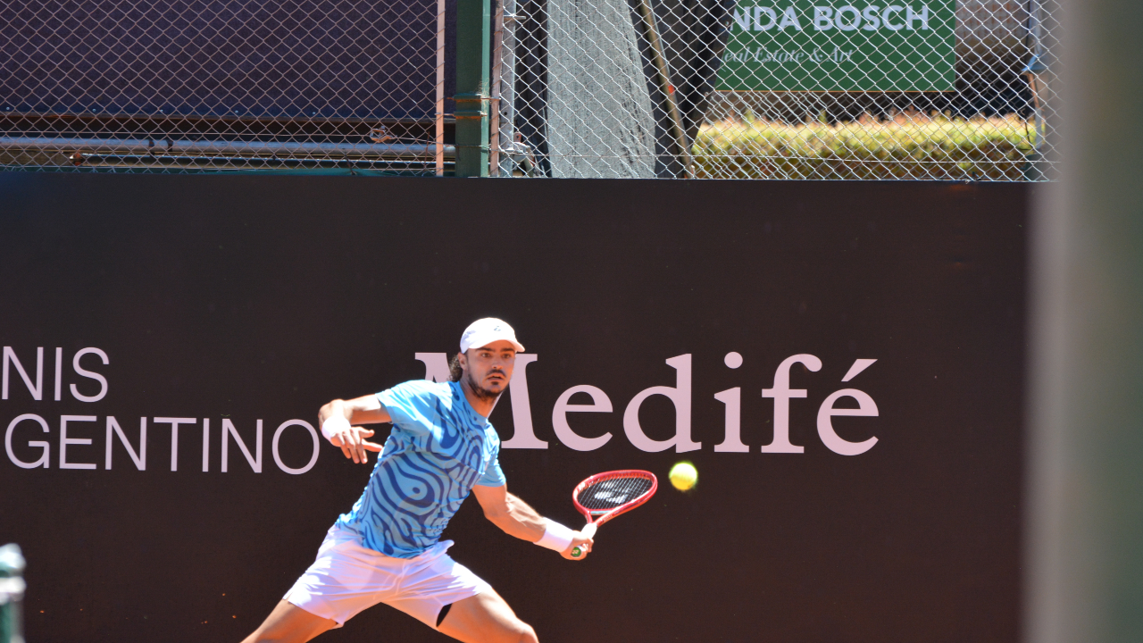 El arranque favoreció al tenista argentino, que encontró profundidad y regularidad, capitalizando errores no forzados de Agamenone y manejando mejor los tiempos del intercambio.