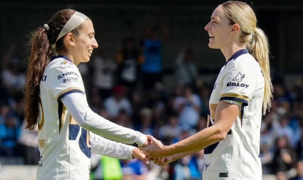 Angelina Hix celebra uno de sus tres goles durante la goleada de Pumas Femenil ante Querétaro. 
