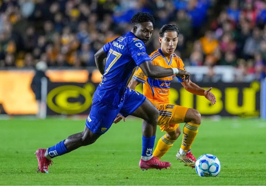 La defensa de Pumas cierra líneas ante un ataque de Tigres, manteniendo orden y solidez defensiva durante gran parte del partido.