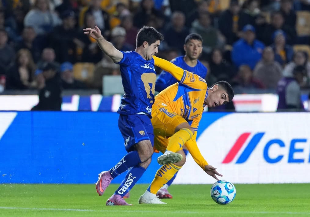 Los jugadores de Pumas chocan las manos con su afición visitante tras el triunfo, que se siente como un triunfo histórico para la institución.