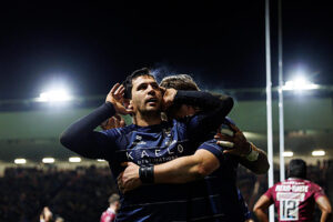 Matías "Tute" Moroni celebra su try con el gesto del Topo Gigio en el partido de Bristol Bears