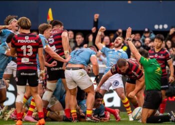 Jugadores argentinos celebrando tries en el Top 14 de Francia fecha 14
