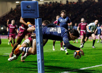 Matías Moroni apoya un try acrobático para Bristol Bears ante Sale Sharks por la liga inglesa