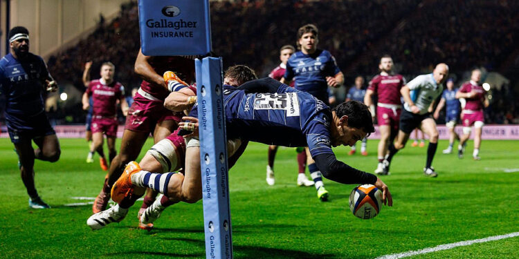 Matías Moroni apoya un try acrobático para Bristol Bears ante Sale Sharks por la liga inglesa