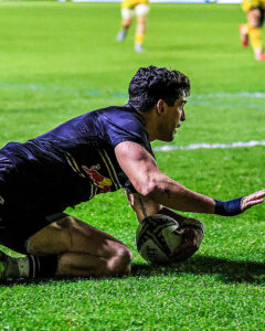 Simón Benítez Cruz apoya su try en el cierre de la fase de grupos de la Challenge Cup