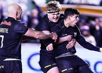 Simón Benítez Cruz apoya su primer try con la camiseta de Newcastle frente a Gloucester por la Premiership