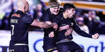 Simón Benítez Cruz apoya su primer try con la camiseta de Newcastle frente a Gloucester por la Premiership
