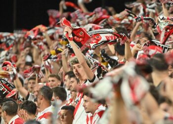 Aficionados del Rayo Vallecano en la grada del estadio de Vallecas. | Foto: Rayo Vallecano