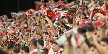 Aficionados del Rayo Vallecano en la grada del estadio de Vallecas. | Foto: Rayo Vallecano