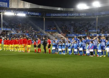 Foto del inicio del partido entre el Alavés-Girona