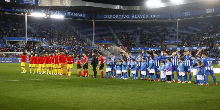 Foto del inicio del partido entre el Alavés-Girona
