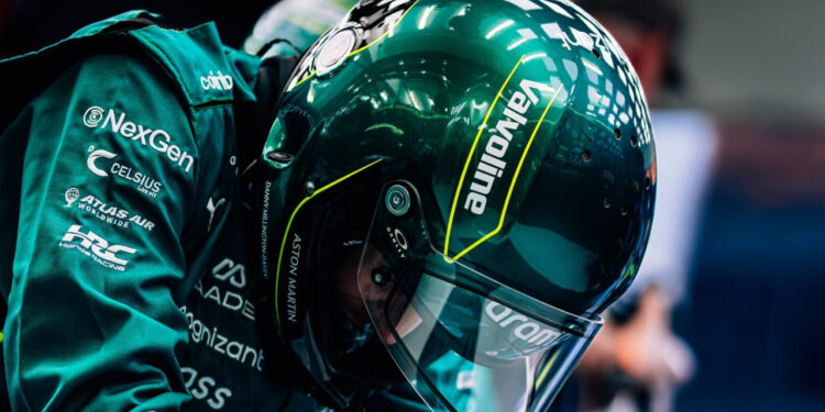 Lance Stroll bajándose del Aston Martin | Foto: Aston Martin