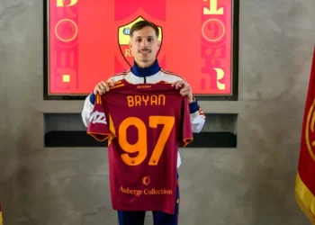 Bryan Zaragoza con su nueva camiseta del AS Roma