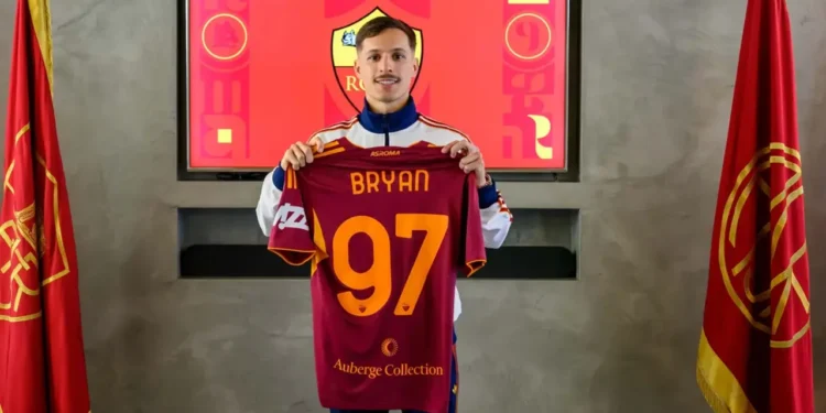 Bryan Zaragoza con su nueva camiseta del AS Roma