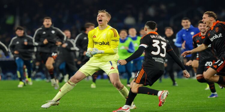 Portero del Como celebrando la victoria