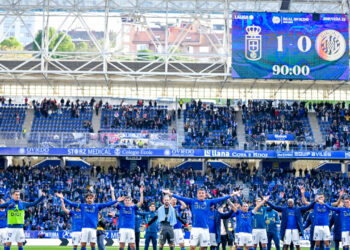 El equipo asturiano celebró la ansiada victoria junto a su afición / Foto: realoviedo.com