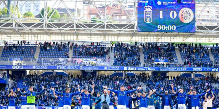 El equipo asturiano celebró la ansiada victoria junto a su afición / Foto: realoviedo.com