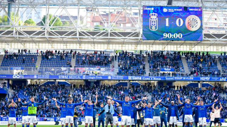 El equipo asturiano celebró la ansiada victoria junto a su afición / Foto: realoviedo.com
