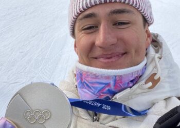 El esquiador francés Eric Perrot y su medalla de plata