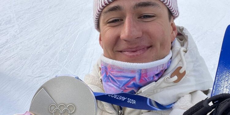 El esquiador francés Eric Perrot y su medalla de plata