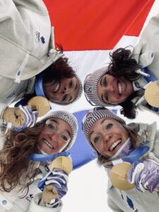 El relevo francés femenino llevandose el título olímpico