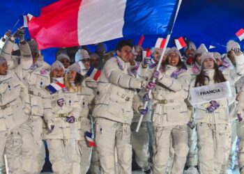 Los atletas franceses llegan en la ceremonia de apertura de Milano-Cortina
