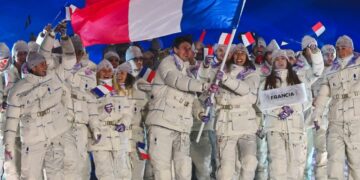 Los atletas franceses llegan en la ceremonia de apertura de Milano-Cortina